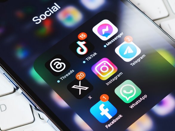 Smartphone mit Social-Media-Apps wie Instagram und Facebook auf einer Tastatur – Symbolbild für die Social-Media-Kanäle der Messe.